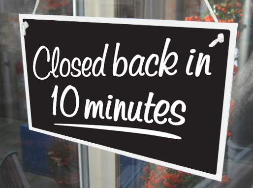 CLOSED FOR LUNCH / CLOSED BACK IN 10 MINUTES HANGING SHOP DOOR SIGN